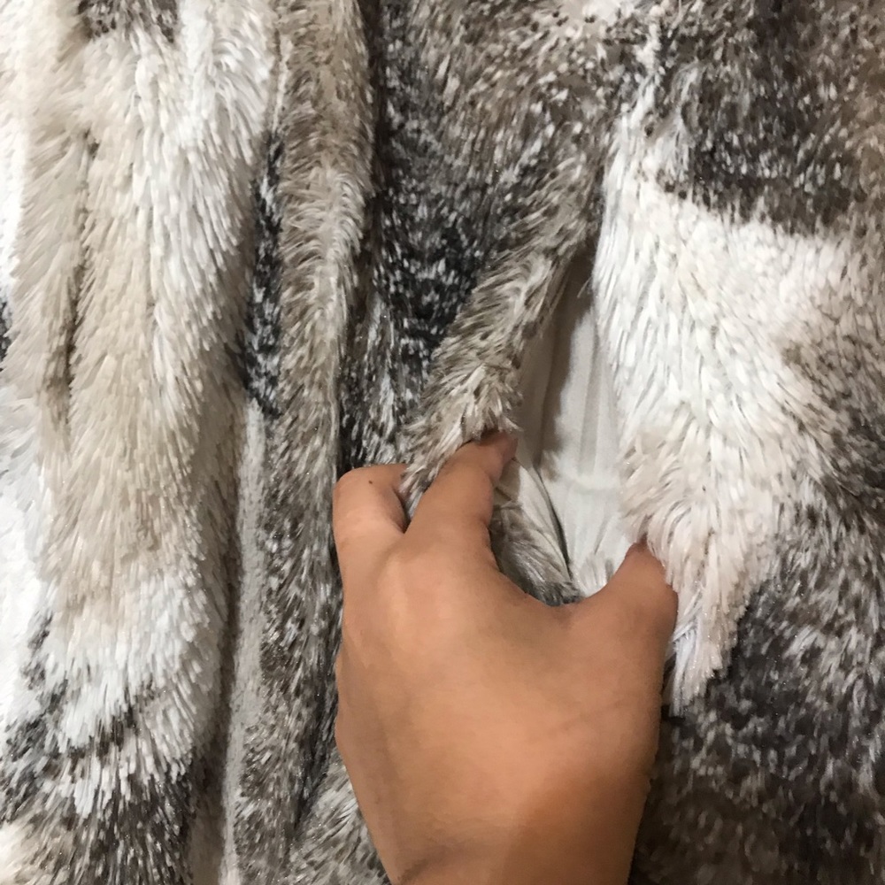CAbi Aspen Fur Vest - Picture 4 of 6